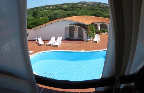 Cala Bitta Apartamento | Amplio y confortable apartamento de tres habitaciones en residencia con piscina, muy cerca de Costa Smeralda