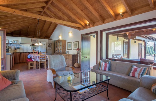 Hermigua Chalet De Esquí | Gran chalet cómodo con vistas al mar en el valle más hermoso, wifi gratuito