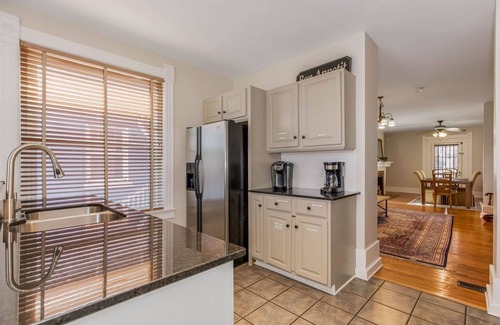 Southmoreland Casa | Large, Comfortable, Multi-generational Home