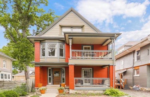 Southmoreland Casa | Large, Comfortable, Multi-generational Home