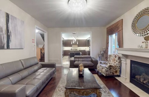 Oakville Casa | Large & Comfy Family Home in Oakville