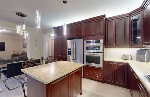 Oakville Casa | Large & Comfy Family Home in Oakville