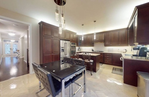 Oakville Casa | Large & Comfy Family Home in Oakville