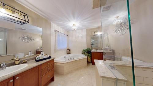 Oakville Casa | Large Comfy Family Home in Oakville