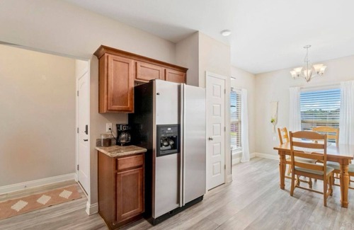 Milton Casa | Large Comfy Home, Close to Beach, Breakfast Included