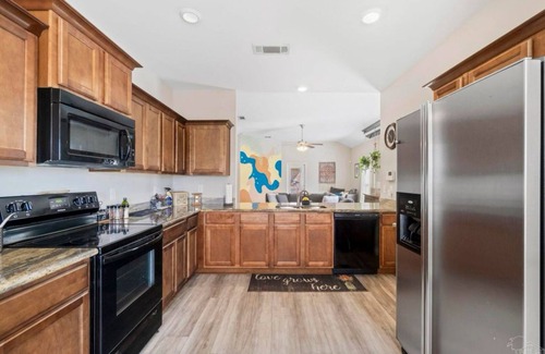 Milton Casa | Large Comfy Home, Close to Beach, Breakfast Included