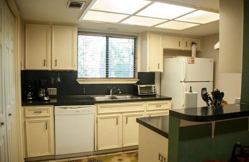 Elmhurst Heights Condominio | Gran condominio cerca del centro, aeropuerto y universidad