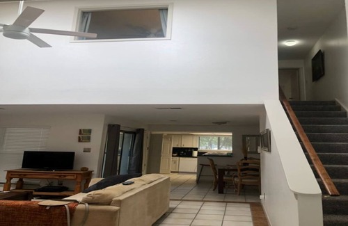 Elmhurst Heights Condominio | Gran condominio cerca del centro, aeropuerto y universidad