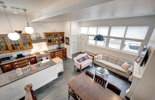 Old Town Triangle Casa | Large Condo with Outdoor Deck in Historic Chicago District home