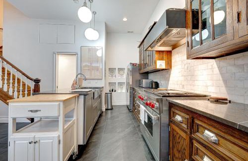 Old Town Triangle Casa | Large Condo with Outdoor Deck in Historic Chicago District home