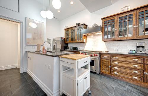 Old Town Triangle Casa | Large Condo with Outdoor Deck in Historic Chicago District home