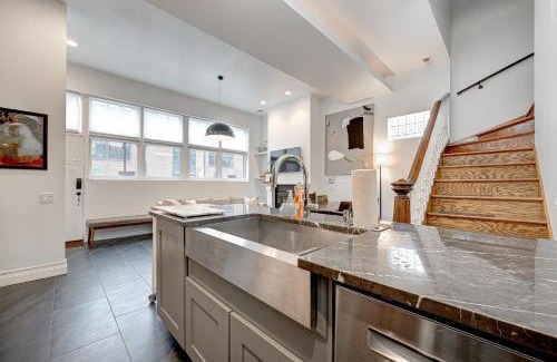 Old Town Triangle Casa | Large Condo with Outdoor Deck in Historic Chicago District home