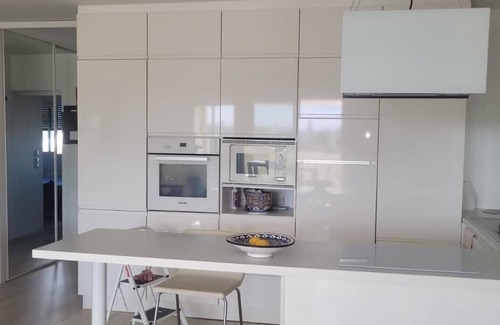 Cauderan Apartamento | Large contemporary luxury apartment with terrace on top floor