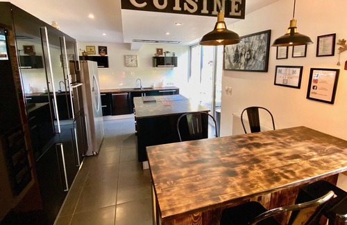 Saint-Nectaire Casa | Large Converted Barn, sleeps 8 , Games Room, 20 min Super Besse