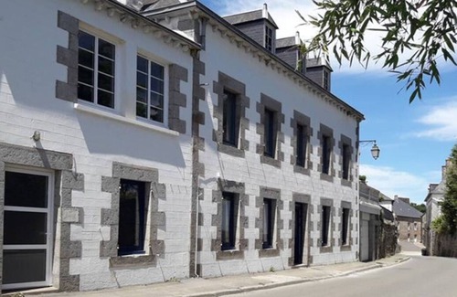 Chatelaudren Apartamento | Large, cool studio in villa 15 minutes from beaches