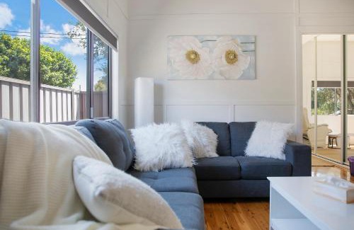 Ettalong Beach Casa | Large Cottage Near Ettalong Centre