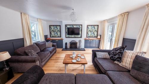 Newton Stewart Casa | Large country house with garden, outdoor spa area & games room with Hot Tub and Fire Pit