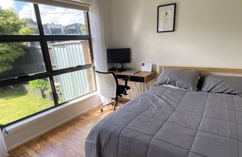 Glenroy Casa | Large cozy house 15 mins drive to the city, 2 mins to train & 10 mins to airport
