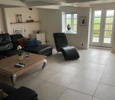 Slagelse Apartamento | Large cozy living room with bedroom, bathroom