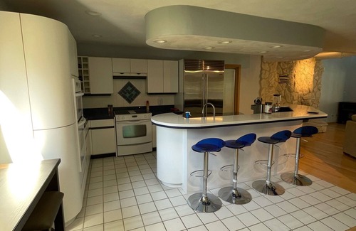 Rockford Casa | Large Custom Home with firetable, river access, Smart TV's, yard games and more