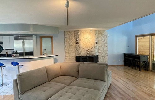 Rockford Casa | Large Custom Home with firetable, river access, Smart TV's, yard games and more