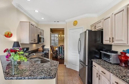 North Naples Condominio | Large Deluxe 2-bedroom Condo in Bay Forest Naples Minutes to Beach - 30 day min.
