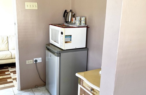 Salt Gut Apartamento | Large Deluxe Studio with Balcony 10 minutes drive to Ocho Rios Airport.