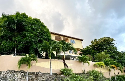 Salt Gut Apartamento | Large Deluxe Studio with Balcony 10 minutes drive to Ocho Rios Airport.