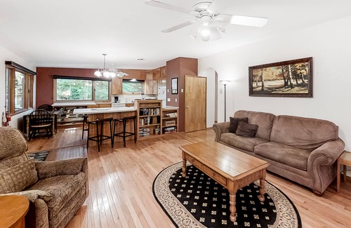 Joseph Casa | Large Dog-Friendly Duplex with Lovely Interior + Free WiFi, Private Washer/Dryer
