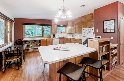 Joseph Casa | Large Dog-Friendly Duplex with Lovely Interior + Free WiFi, Private Washer/Dryer