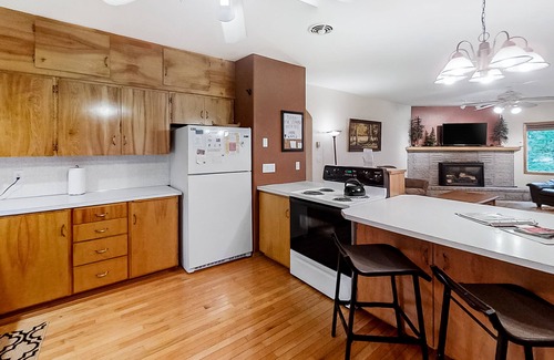 Joseph Casa | Large Dog-Friendly Duplex with Lovely Interior + Free WiFi, Private Washer/Dryer