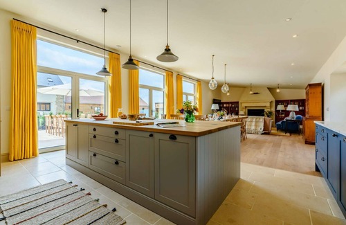 Little Coxwell Casa | Large dog friendly holiday home with a hot tub in the Cotswolds - Coppers Barn