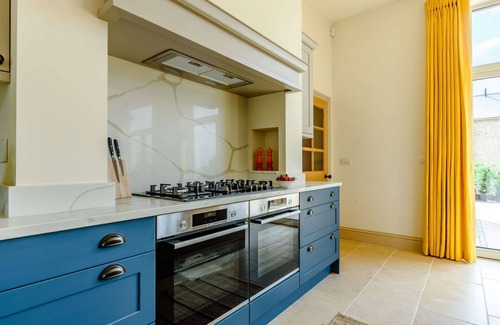 Little Coxwell Casa | Large dog friendly holiday home with a hot tub in the Cotswolds - Coppers Barn