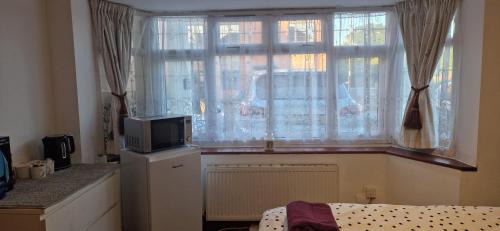 Pinkwell Casa | Large Double room near London Heathrow Airport