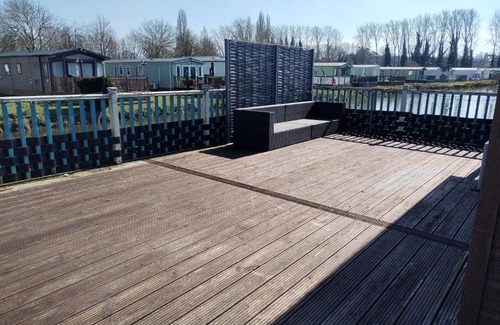 Great Houghton Otro | Large double sized lodge ideal for furry friends to stay