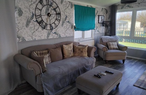 Great Houghton Otro | Large double sized lodge ideal for furry friends to stay
