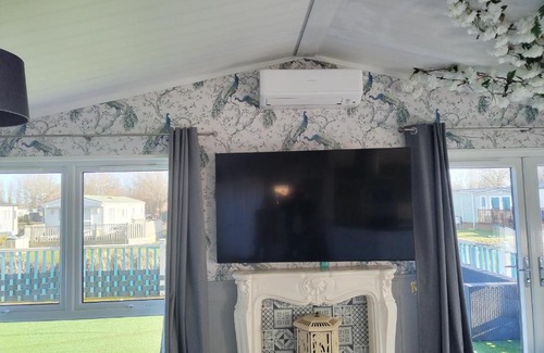 Great Houghton Otro | Large double sized lodge ideal for furry friends to stay