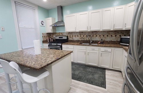 Shelby Park Casa | Large Eclectic 4-bed Newly Renovated House Plenty Street Parking by Shelby Park