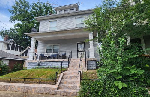 Shelby Park Casa | Large Eclectic 4-bed Newly Renovated House Plenty Street Parking by Shelby Park