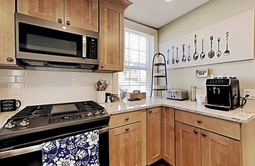 West Dover Apartamento | Large Elegant Historic 2BR, Walk to restaurants!