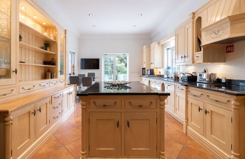 Almancil Villa | Large elegant Villa overlooking Golf Course with large outdoor BBQ and Pool area