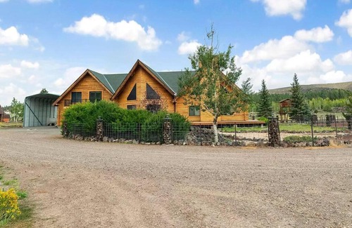 Mammoth Creek Casa | Large Elegant Reunion Cabin by Lake and Ski Resort