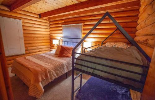 Mammoth Creek Casa | Large Elegant Reunion Cabin by Lake and Ski Resort