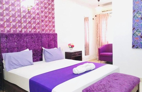 Freetown Cama Y Desayuno | Large ensuite king room , Excellence water system, Solar, generator, WIFI, B&B