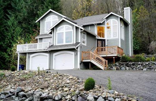 Snohomish Casa | Large Estate Venue 2 hot tubs 2 treehouses