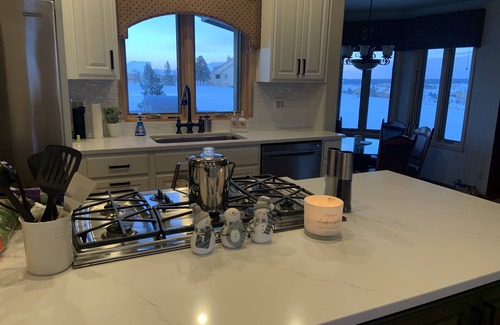 Monument Casa | Large estate with indoor pickleball, XL hot tub, sauna, golf & VIEWS galore!