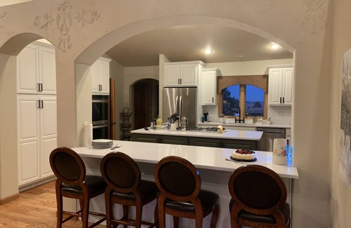 Monument Casa | Large estate with indoor pickleball, XL hot tub, sauna, golf & VIEWS galore!