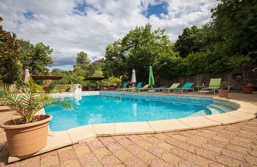 Gravieres Casa | Amplia finca con piscina de hasta 31 personas en 5 cabañas independientes.