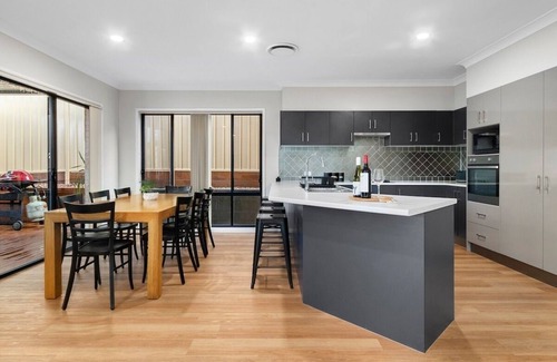 North Lambton Casa | Large executive residence