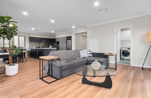 North Lambton Casa | Large executive residence